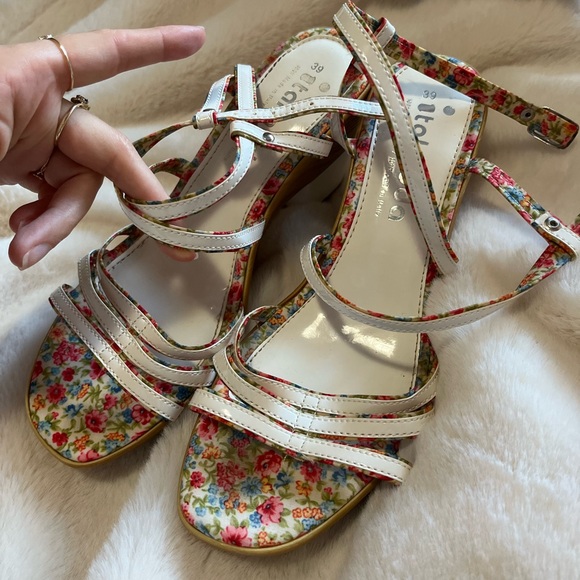 Vintage leather white sandal heels by italmoda with lovaly floral lining - Picture 2 of 7